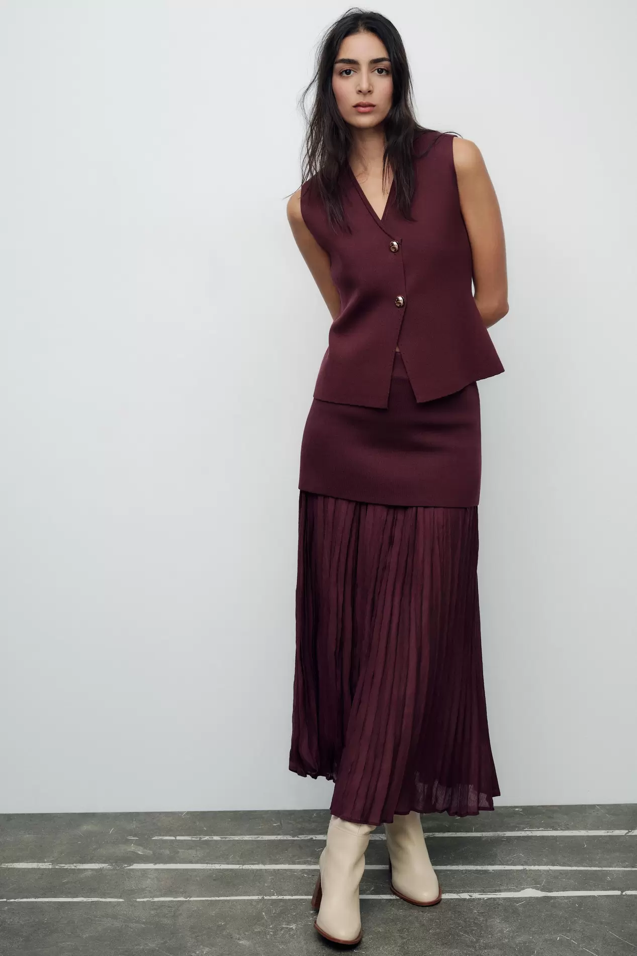 COMBINED PLEATED KNIT SKIRT offers at 269 Dhs in Zara