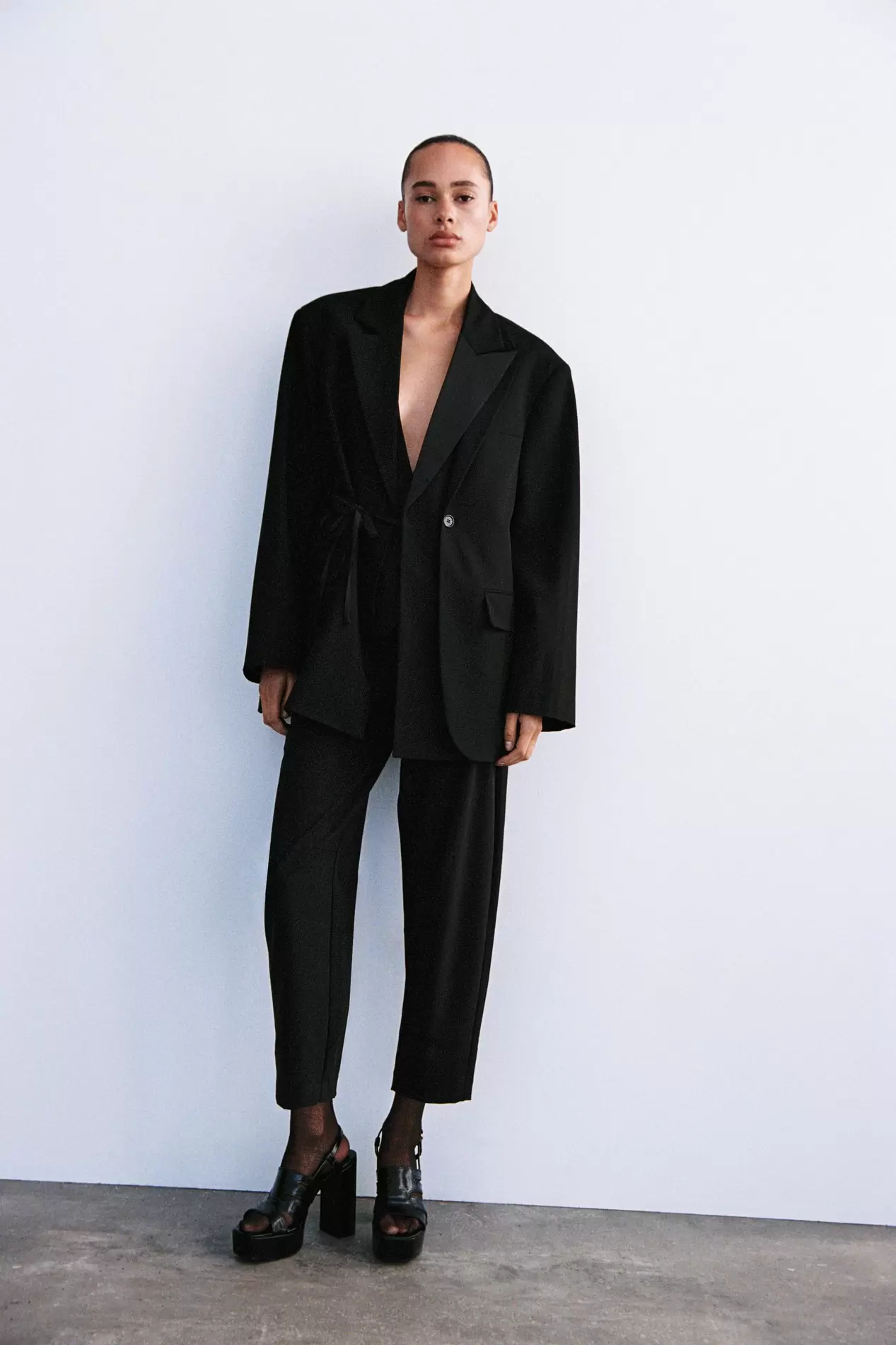 DOUBLE-BREASTED OVERSIZED BLAZER offers at 499 Dhs in Zara