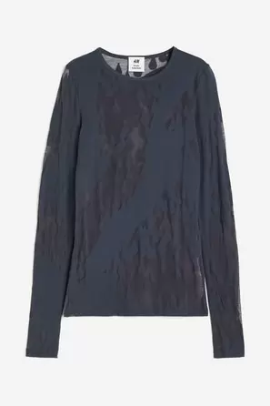 بلوزة مزينة بنقوش Burnout offers at 85 Dhs in H&M