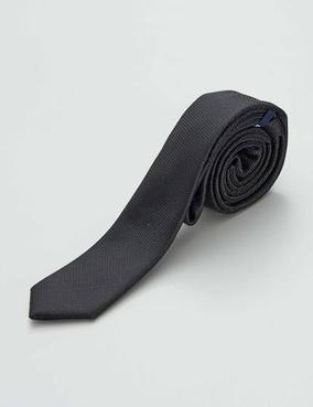 Slim black tie offers at 25 Dhs in Kiabi